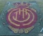 Эмблема реальный клуб Депортиво Майорк на лужайке стадиона